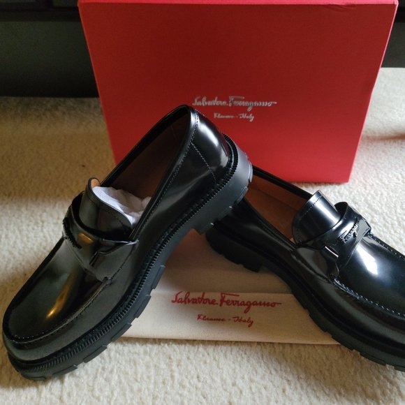 NEW Authentic Salvatore Ferragamo Embossed Logo Black Leather Loafers main image 8
